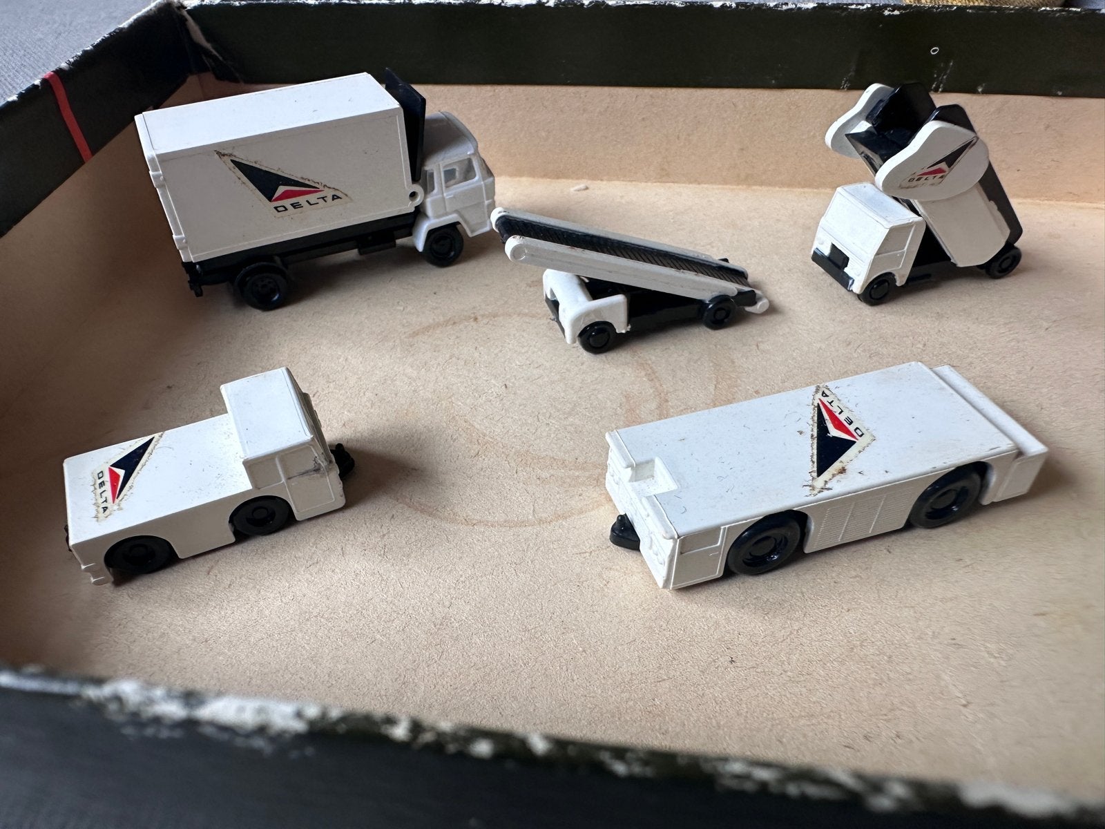 Vintage Delta Airlines Speelgoed Voertuigen Set, Ophalen of Verzenden, Zo goed als nieuw, Schaalmodel