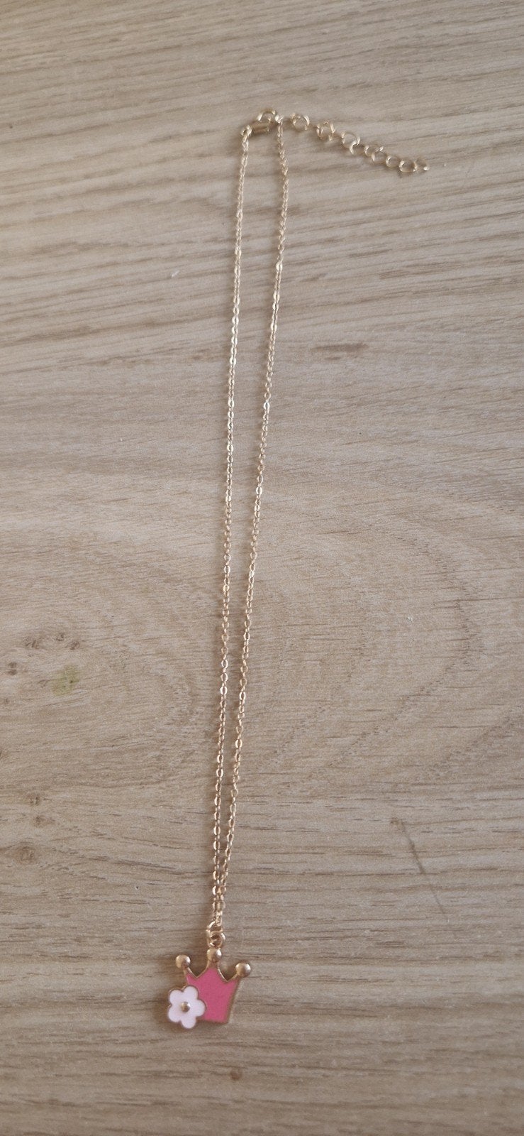 Gouden ketting met roze kroon hanger, Ophalen of Verzenden