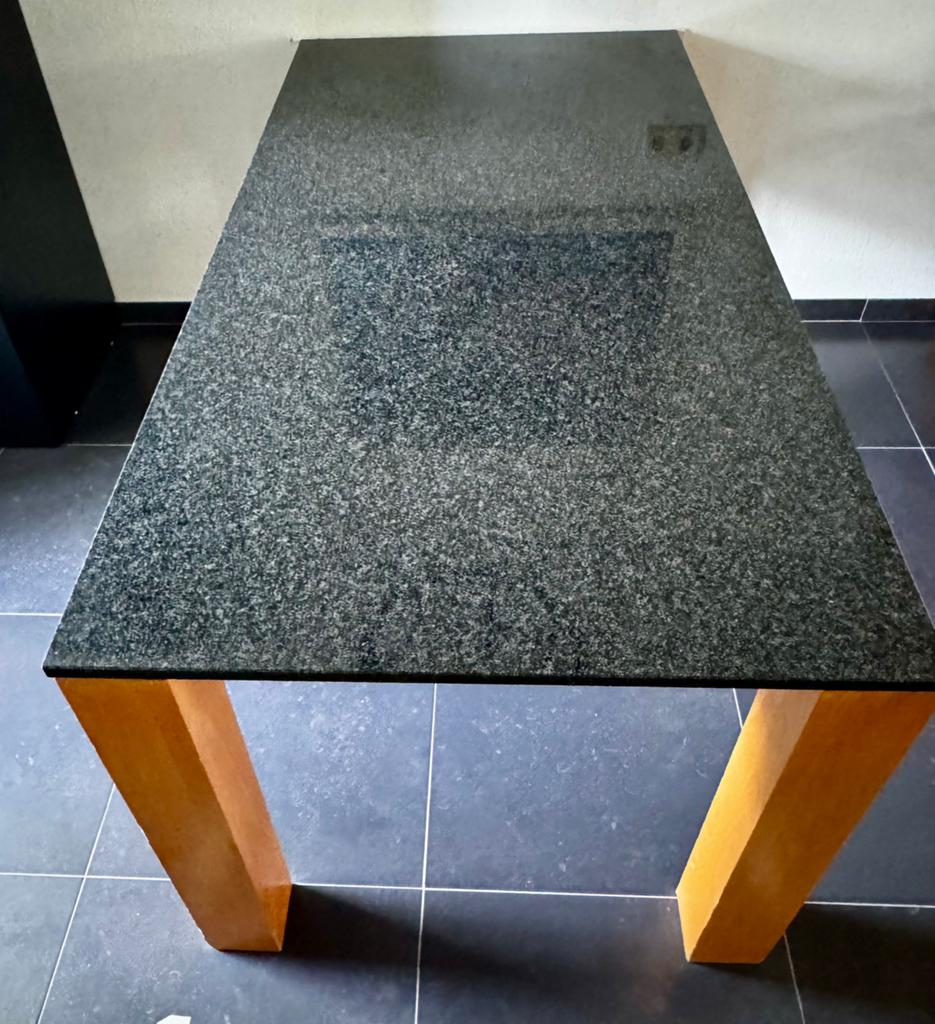 Mooie zwarte granieten eettafel met vierkanten houten poten, Ophalen, Gebruikt, 200 cm of meer, 50 tot 100 cm