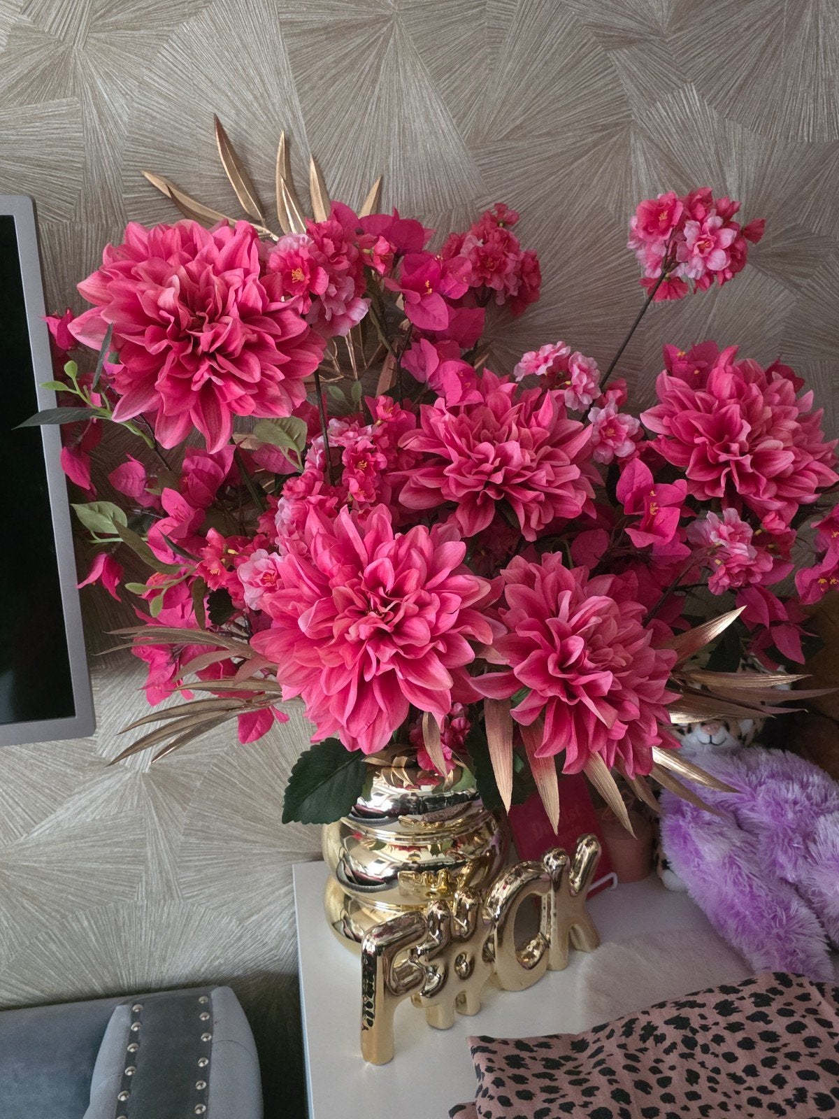 Vaas met kunstbloemen - Roze dahlia's en gouden accenten, Ophalen, Binnen, Roze, Textiel