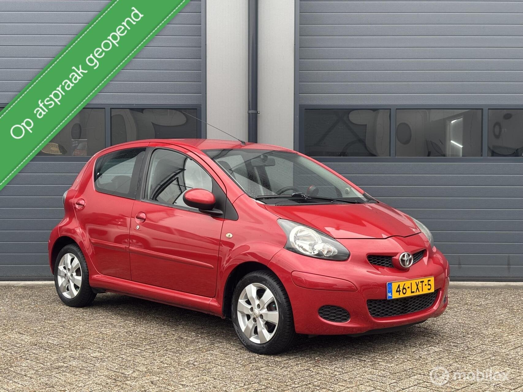 Toyota Aygo 1.0-12V Aspiration Red Uitvoering _1Ste Eigenaar, Auto's, Toyota, Voorwielaandrijving, Metallic lak, 4 stoelen, 68 pk