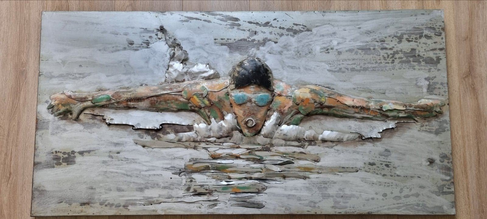 Metalen wand-sculpture ( zwemmer in vlinderslag, Antiek en Kunst, Kunst | Beelden en Houtsnijwerken, Ophalen, Handgemaakt, Wanddecoratie