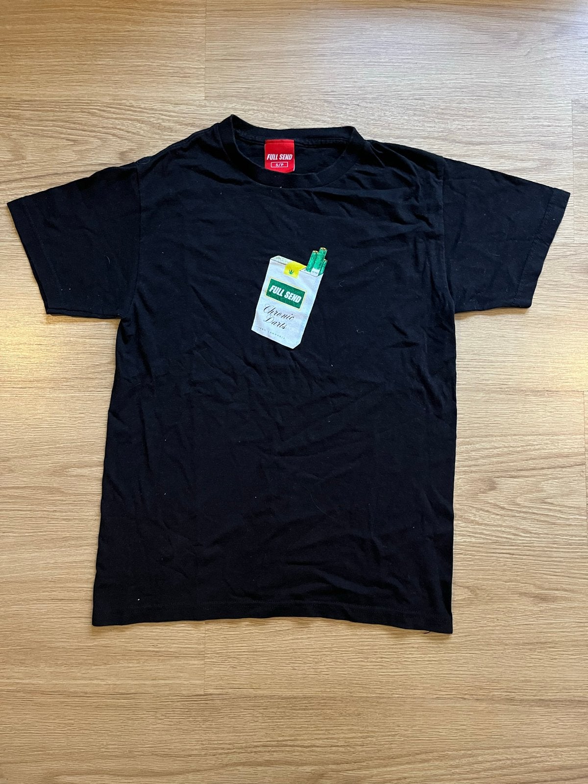 Full Send Chronic Darts T-shirt Zwart Maat S/P, Ophalen of Verzenden, Zo goed als nieuw, Maat 46 (S) of kleiner, Zwart