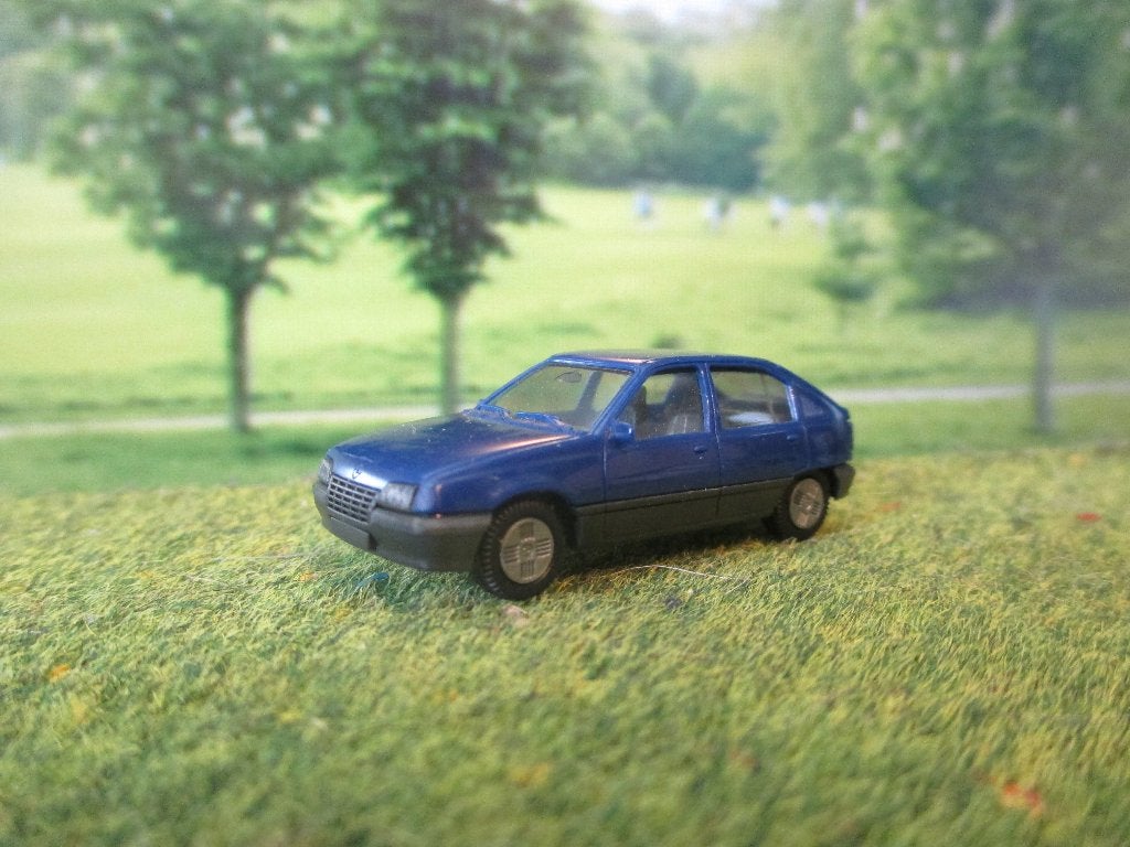 Opel Kadett E 5-deurs hatchback - Herpa blauw, Ophalen of Verzenden, Zo goed als nieuw, Auto, Herpa