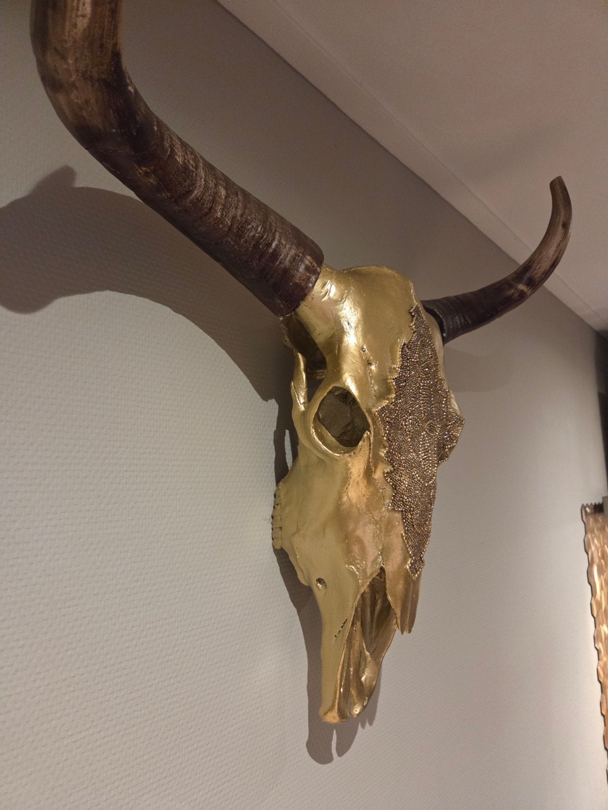 Gouden buffelschedel wanddecoratie met hoorns, Huis en Inrichting, Woonaccessoires | Overige, Ophalen, Overige materialen, Zo goed als nieuw