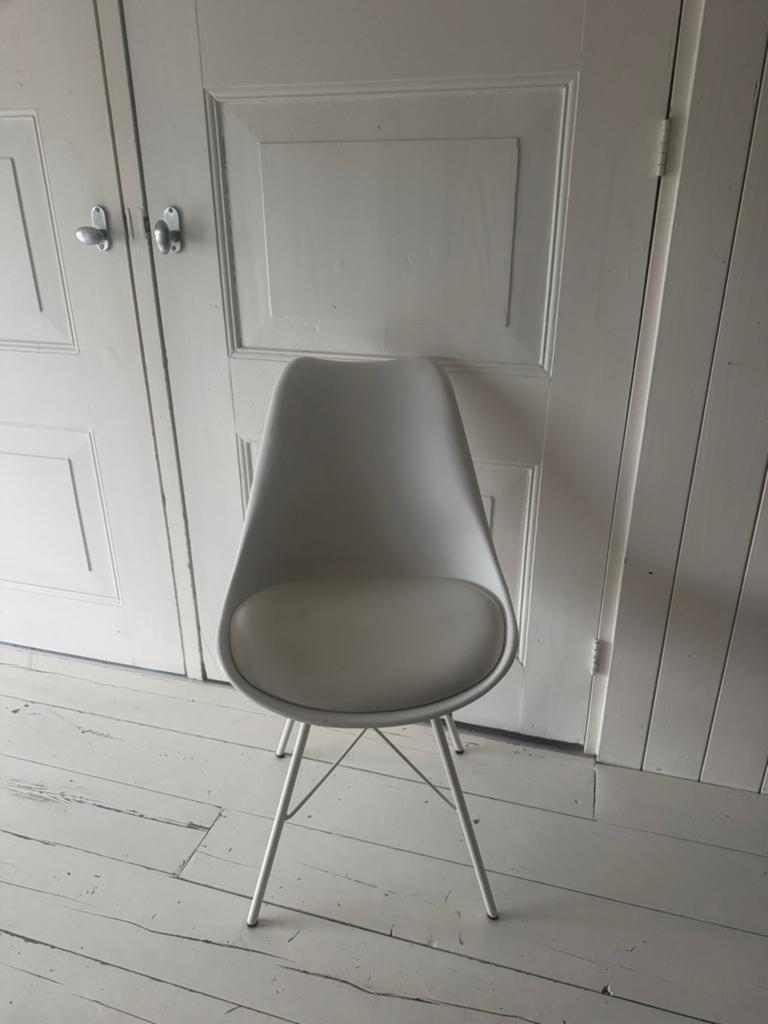 Witte stoelen, Huis en Inrichting, Stoelen, Ophalen of Verzenden, Zo goed als nieuw, Wit