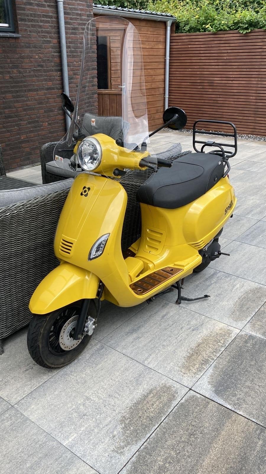 Gele AGM VX50 Scooter met Windscherm - Zo goed als nieuw, Zo goed als nieuw, Benzine, Ophalen, Overige merken
