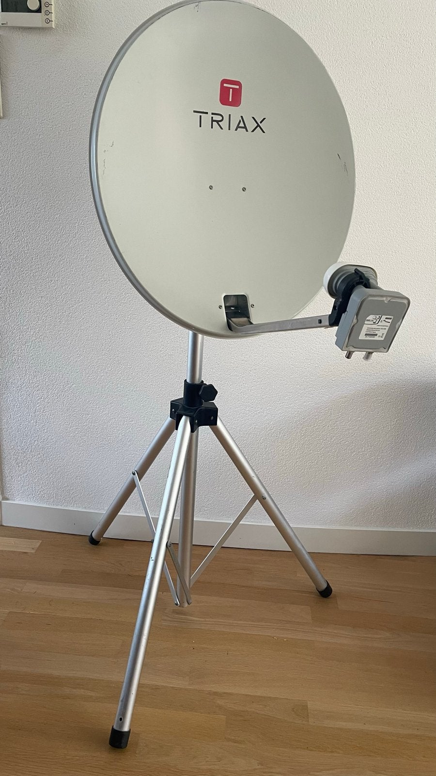 Triax schotelantenne met statief en 2xLNB, Ophalen of Verzenden, Gebruikt, (Schotel)antenne, Overige merken