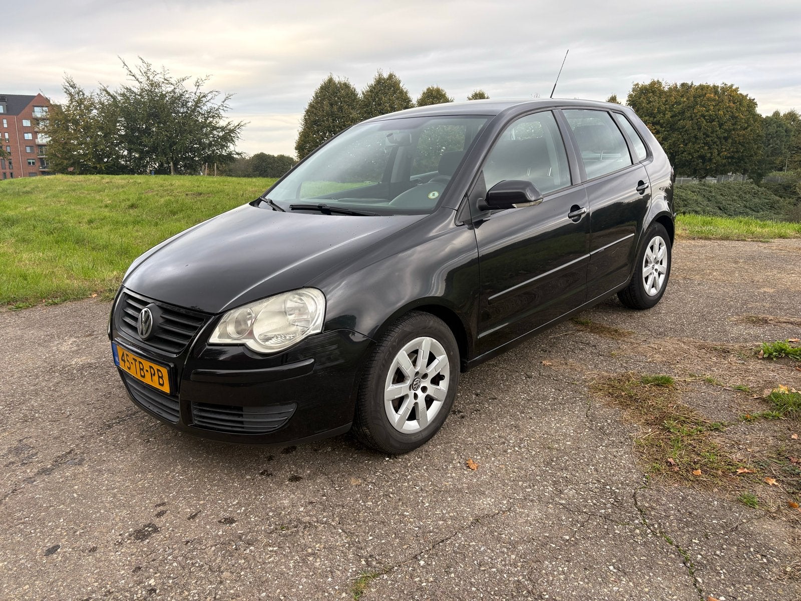 Volkswagen Polo 2006 Zwart NIEUWE APK, Auto's, Voorwielaandrijving, 15 km/l, 40 €/maand, 4 cilinders