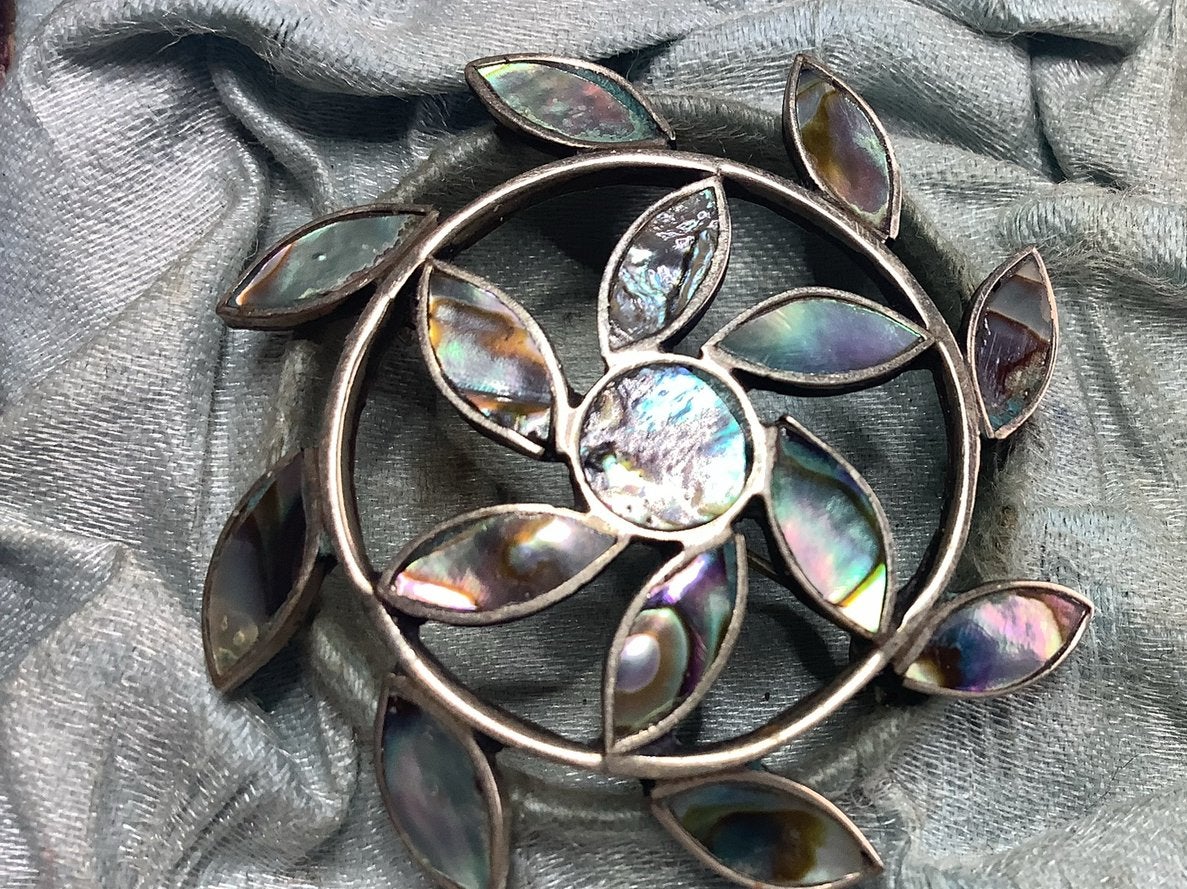 BEWERKTE GEMERKTE BLOEM BROCHE MET ABALONE PARELMOER, Verzenden, Broche