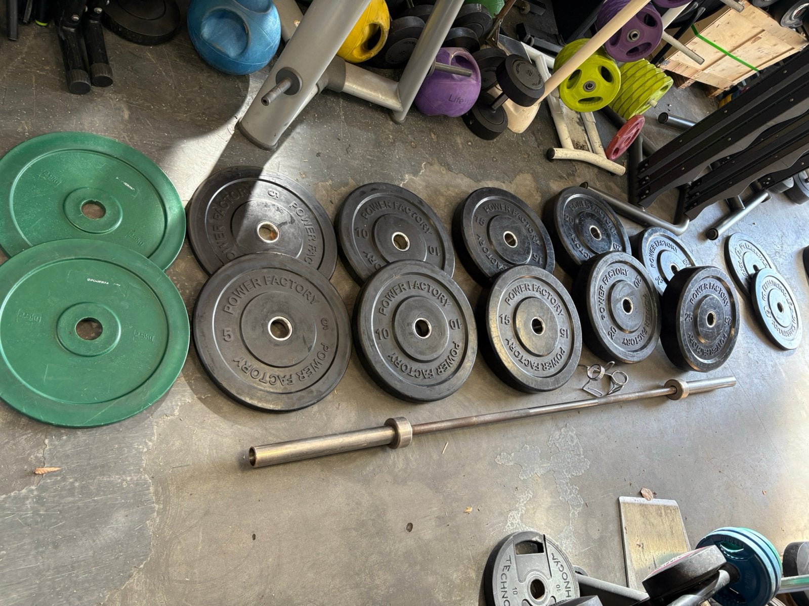 155 kg bumperplates olympische halter schijven met stang, Ophalen, Gebruikt, Power factory, En 20 kg stang