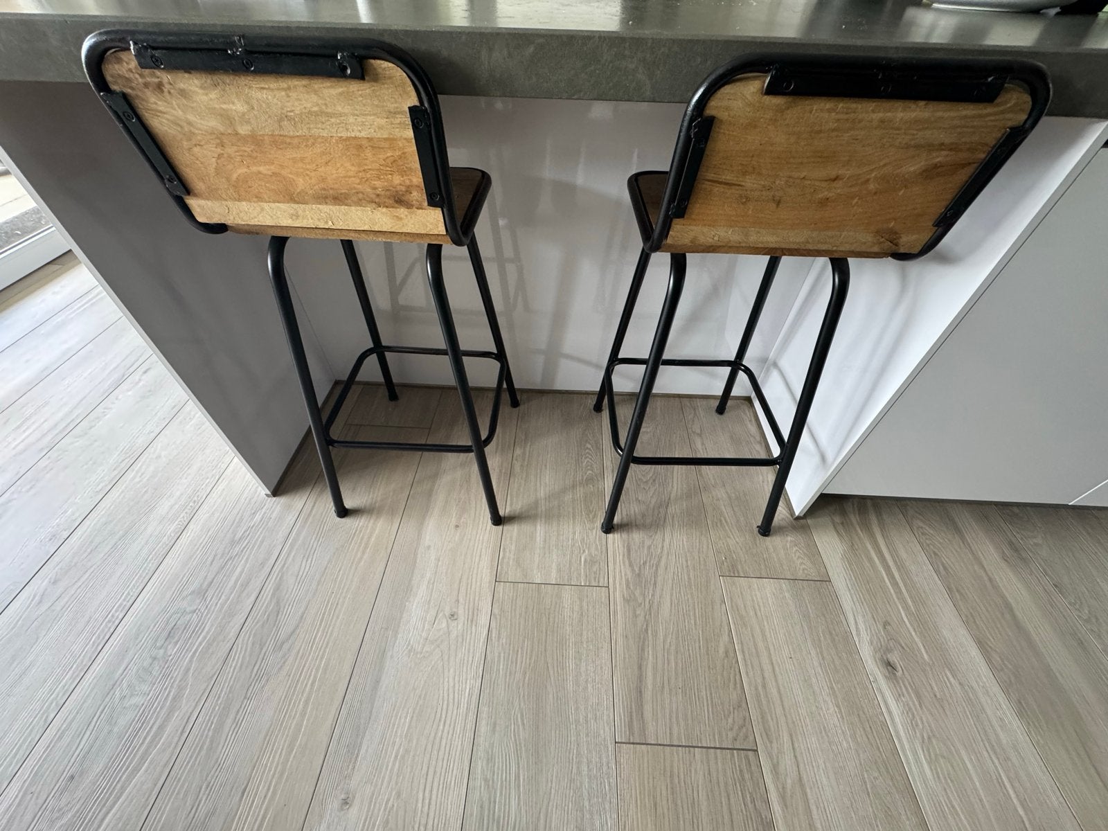 Set van 2 industriële barkrukken met houten zitting, Ophalen, Gebruikt, Met voetsteun, 60 tot 90 cm