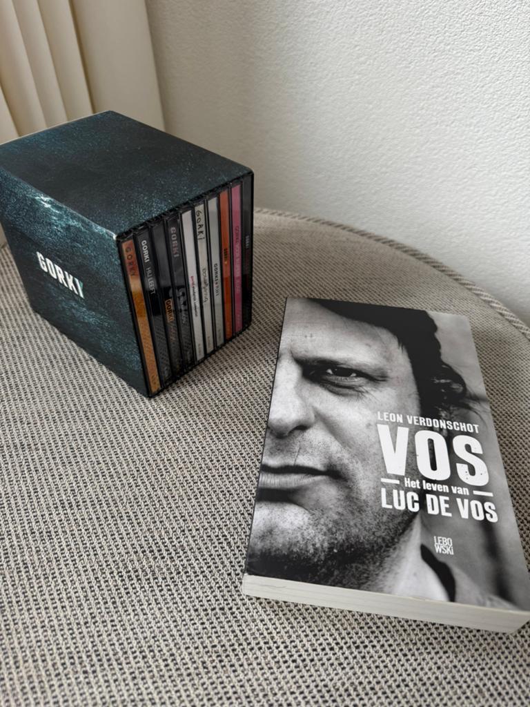 Gorki - Alles moet weg & Luc de Vos boek, Cd's en Dvd's, Cd's | Pop, Gebruikt, 2010 - 2019, Boxset, Ophalen