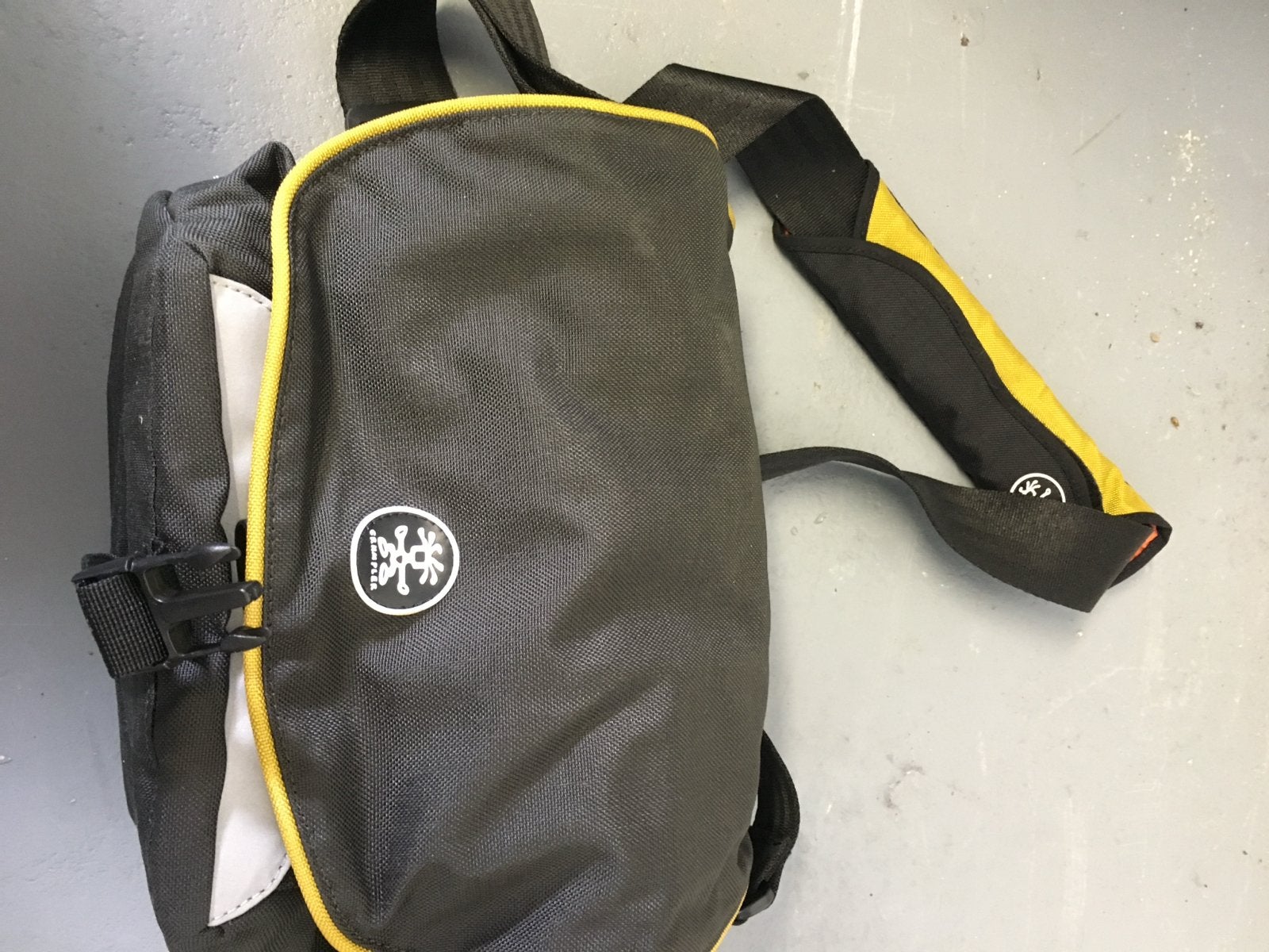 Crumpler Onefifty Daily (XS) cameratas - Zwart/Geel, Audio, Tv en Foto, Ophalen, Gebruikt, Gevoerd, Zwart