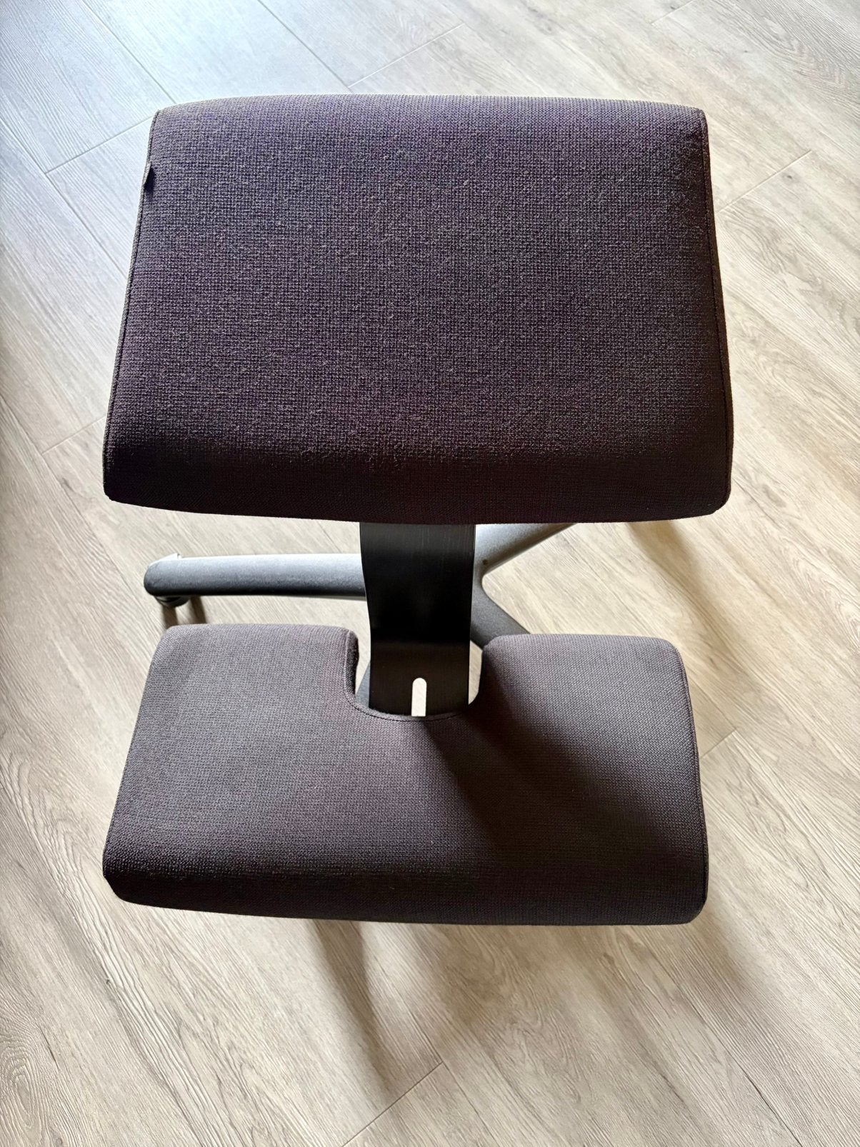 Variér Wing Balans Kniestoel met Wielen Ergonomisch, Huis en Inrichting, Ophalen, Ergonomisch, Zo goed als nieuw, Zwart
