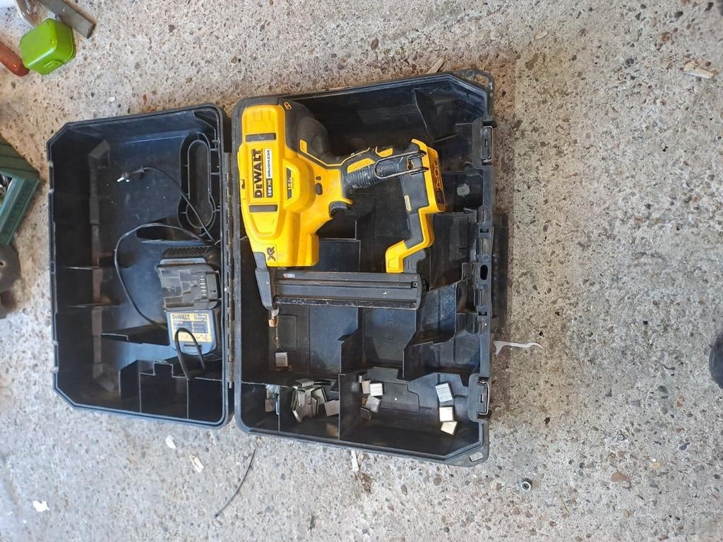 Dewalt tacker/nieter/spijkerpistol, Ophalen of Verzenden, Zo goed als nieuw