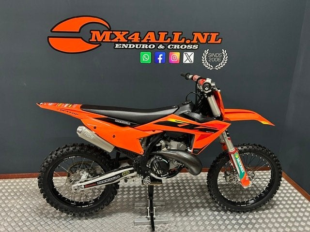 KTM 300 SX 2024 TBi 2-takt E-start ! HGS / VHM / Beauty ! No, Motoren, 300 cc, Crossmotor, Gebruikt, Bedrijf