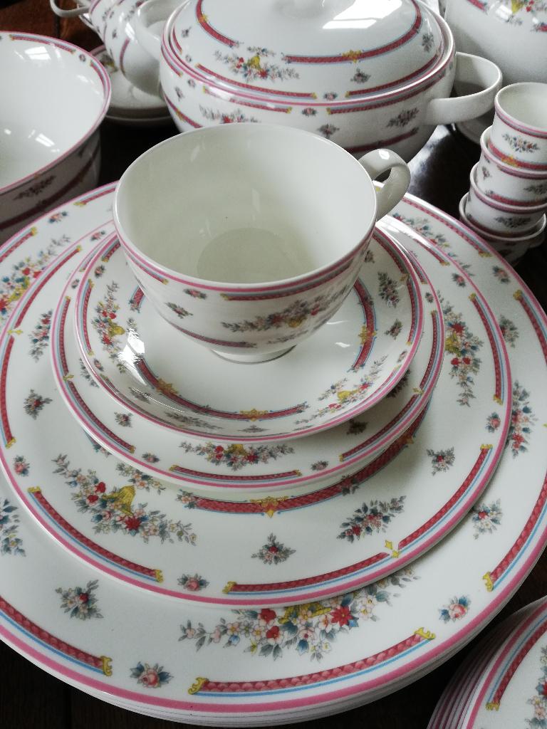 9 pers eet/koffieservies Royal Bone China prachtig decor, Ophalen, Zo goed als nieuw, Overige stijlen, Porselein