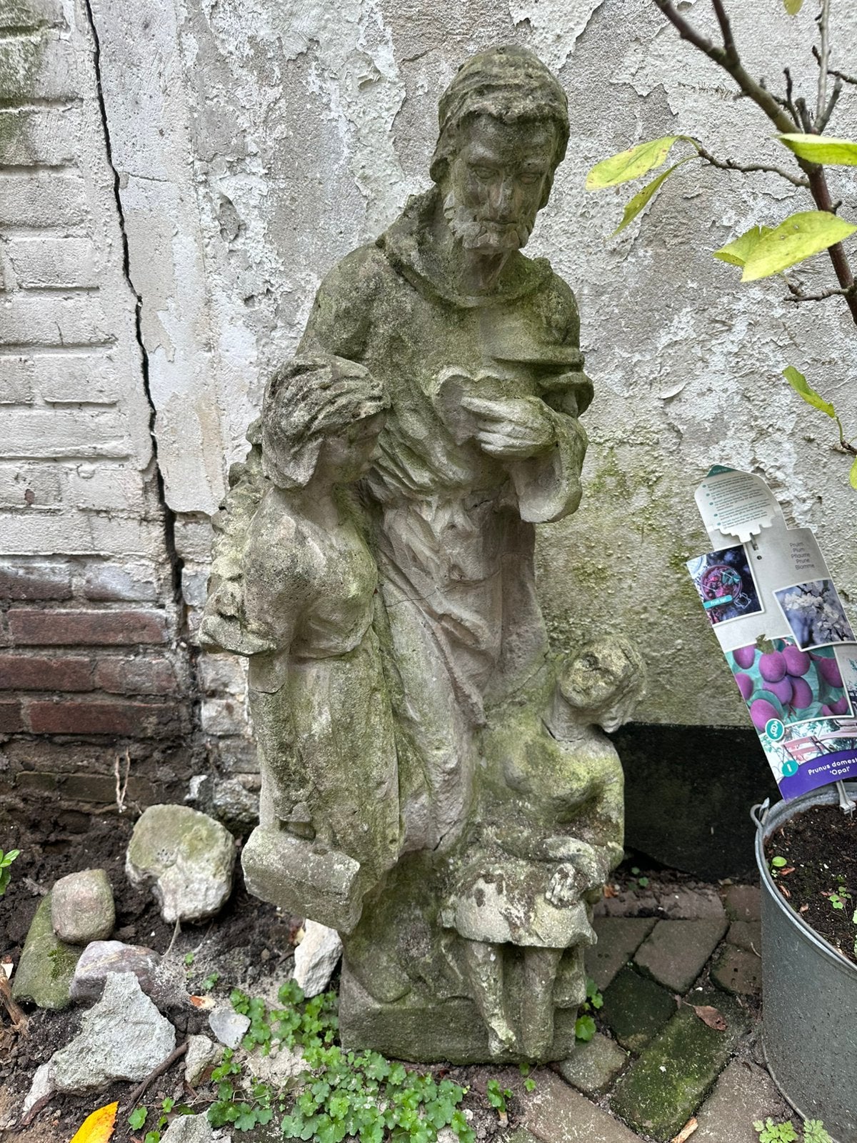 Oud tuinbeeld Vincentius a Paulo, Ophalen, Gebruikt, Steen, Mensenbeeld