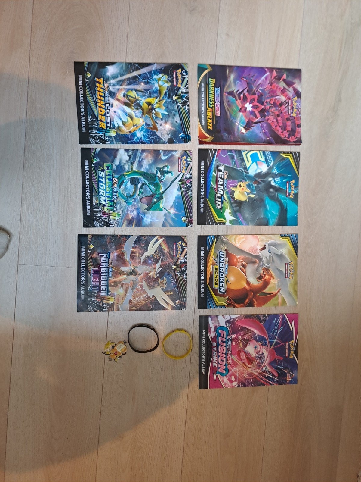 pokemon collectors boekjes sleutelhanger 2 armbandjes pokemo, Ophalen of Verzenden, Zo goed als nieuw, Overige typen, Foil