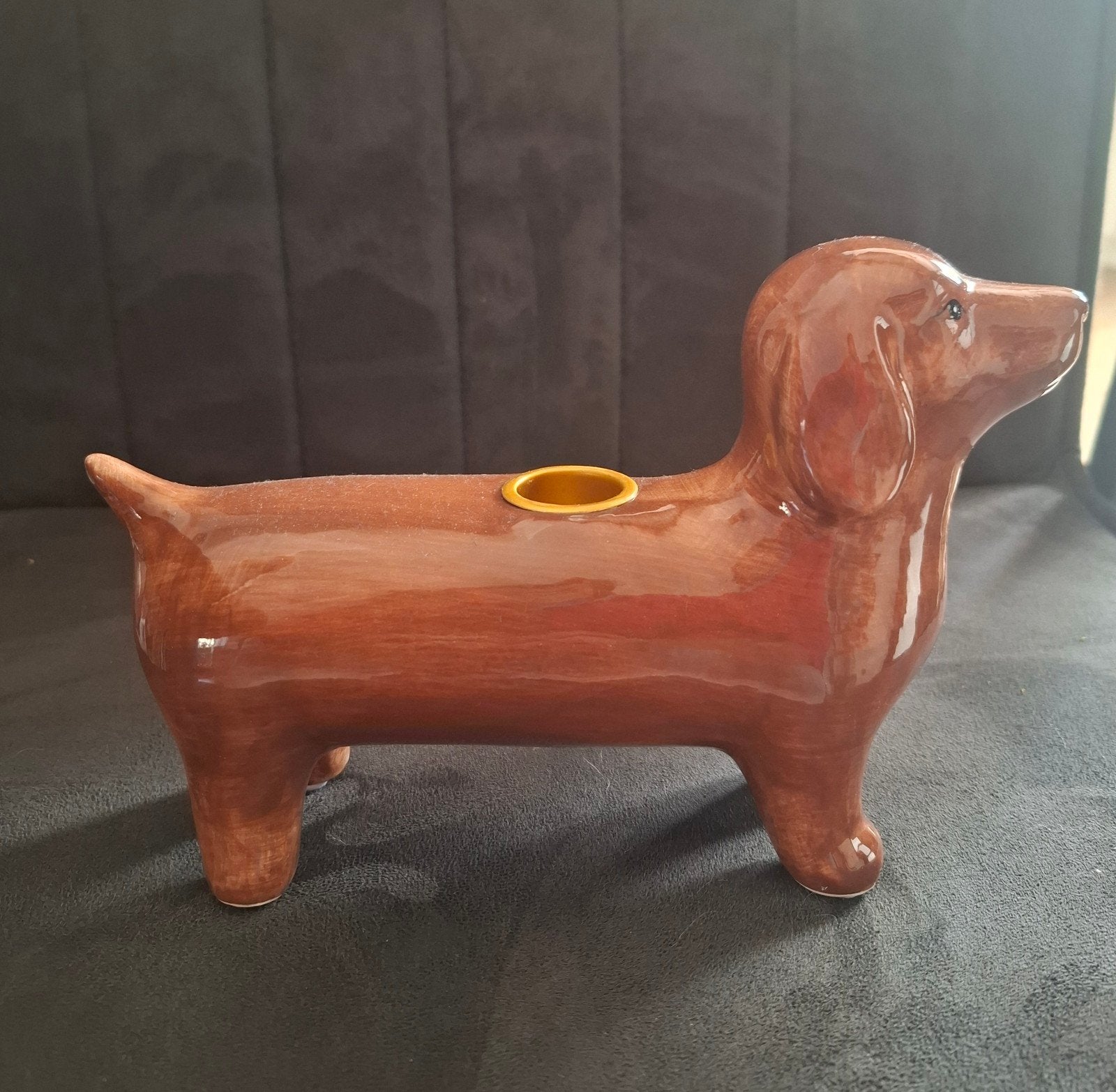 Kandelaar in de vorm van een teckel, Kandelaar Sausage Doggy, Bruin, Overige merken, Ophalen of Verzenden, Zo goed als nieuw