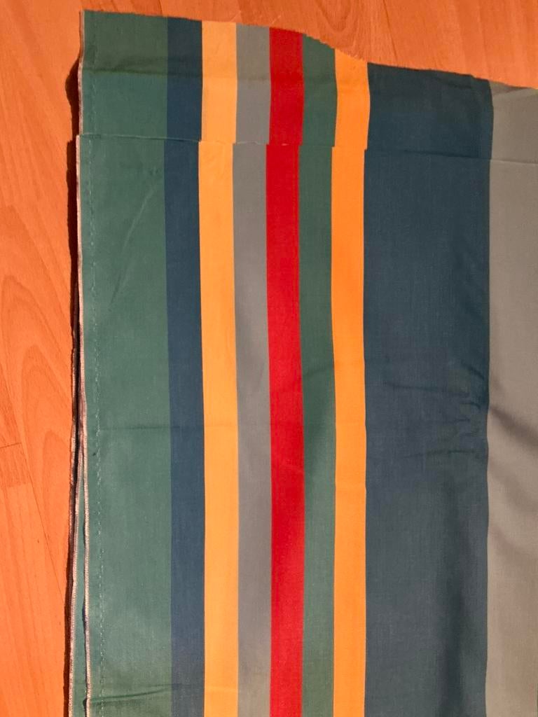 Stevige stof gestreept lap is 4 meter 70 bij 1 meter 45, Hobby en Vrije tijd, Stoffen en Lappen, Overige materialen, 120 cm of meer