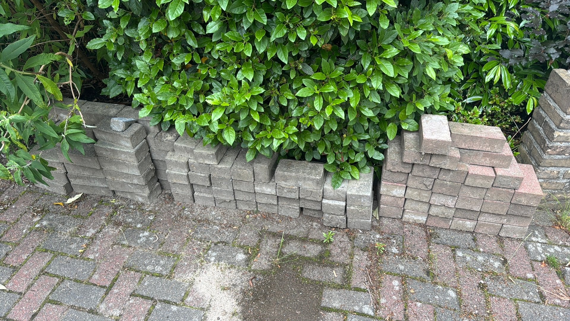 Stenen rood en zwart beton, Tuin en Terras, Tegels en Klinkers, Ophalen, Zo goed als nieuw, Beton, Klinkers
