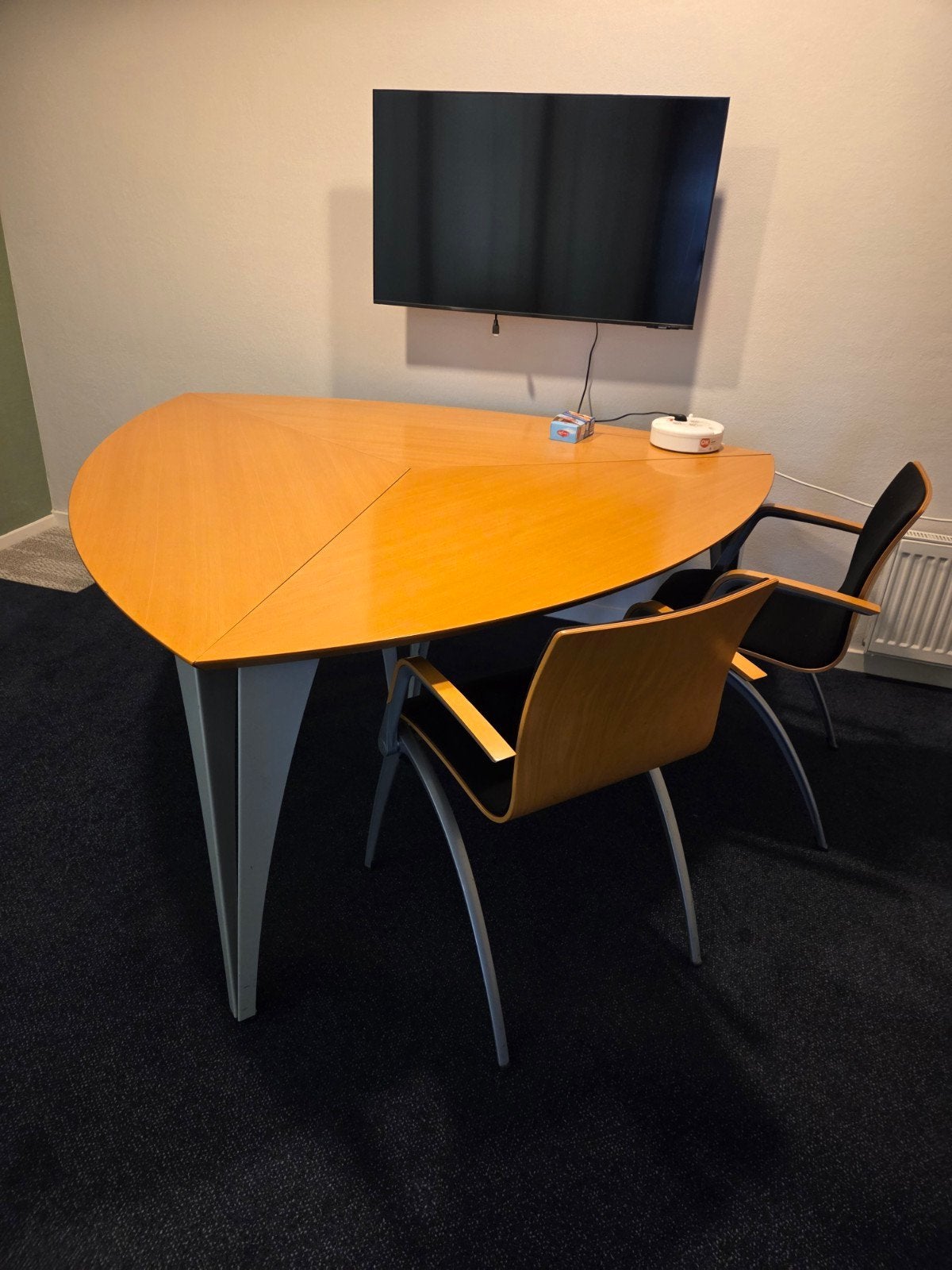 Unieke driehoekige tafel met 4 stoelen, Huis en Inrichting, Tafels | Eettafels, Overige houtsoorten, 100 tot 150 cm, Ophalen of Verzenden