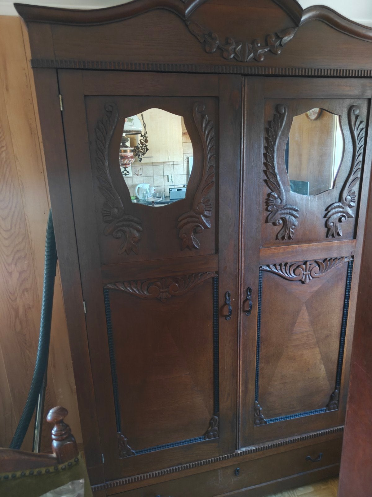 Antieke houten kledingkast met spiegeldetails, Ophalen