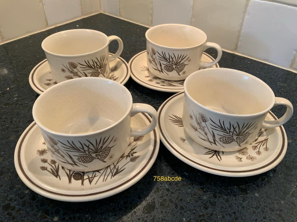 Set van 4 Pinewood kopjes en schotels, Gebruikt, Keramiek, Ophalen of Verzenden, Overige stijlen