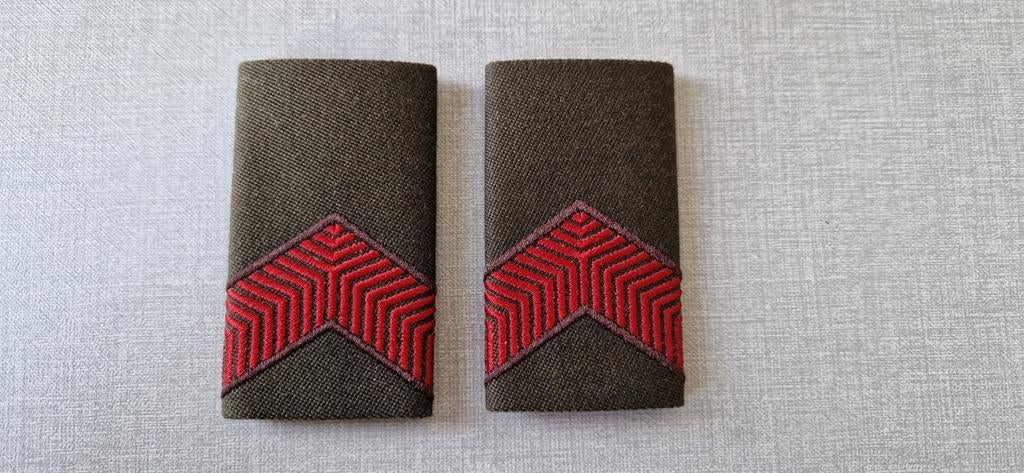 Soldaat 2 epauletten strepen DT overhemd oud model, Ophalen of Verzenden, Landmacht, Nederland, Embleem of Badge