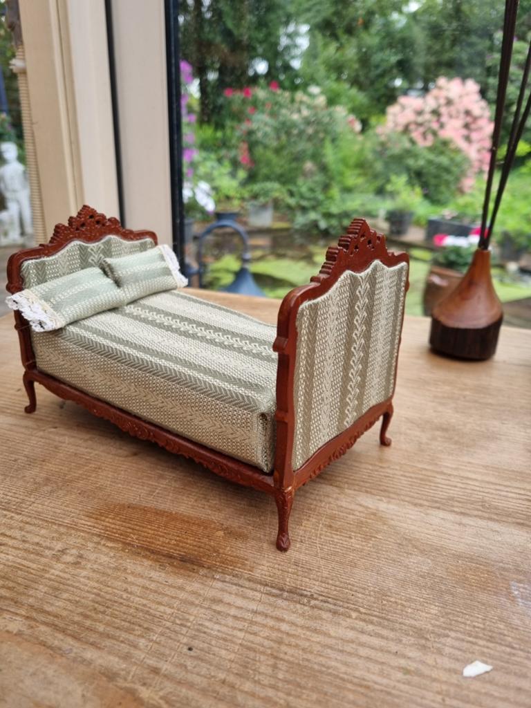 Mooi huamei bed voor poppenhuis 1.12, Ophalen of Verzenden, Zo goed als nieuw, Poppenhuis