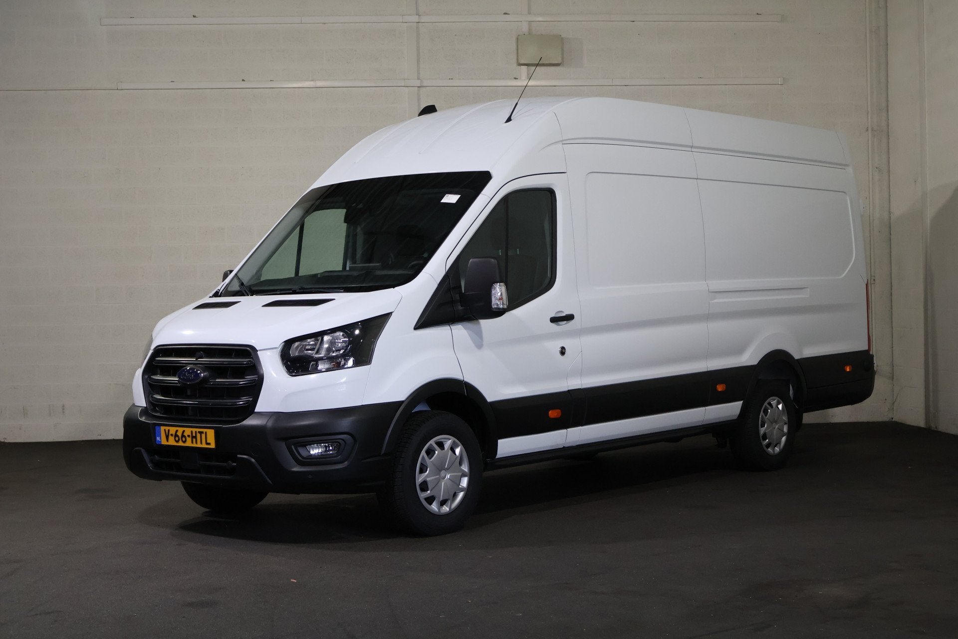Ford Transit 350 2.0 TDCI L4 H3 130pk Navigatie Trekhaak 2.8, Auto's, Bestelauto's, Euro 6, 4 cilinders, 2800 kg, Wit