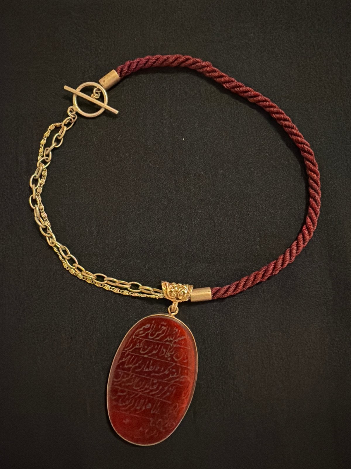 Mooie ketting met Arabische tekens en rode steen, Met hanger, Gebruikt, Ophalen of Verzenden, Steen of Mineraal