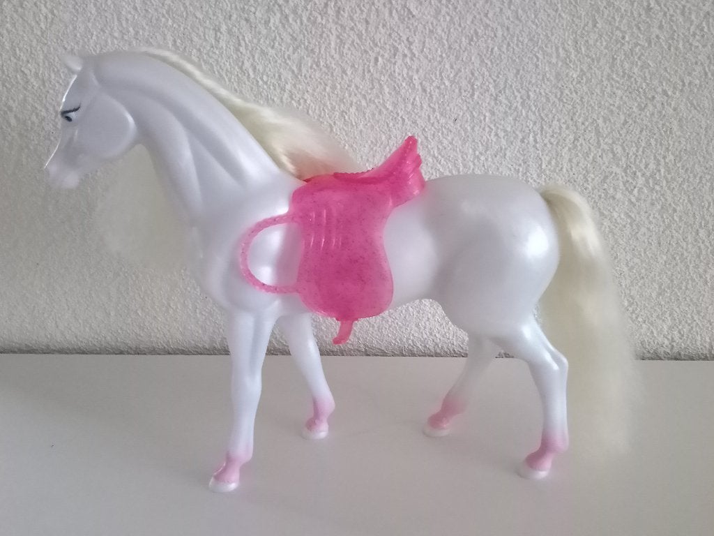 Paard van Barbie as Sleeping Beauty K8962 uit 2006, Verzamelen, Poppen, Ophalen of Verzenden, Gebruikt, Accessoires