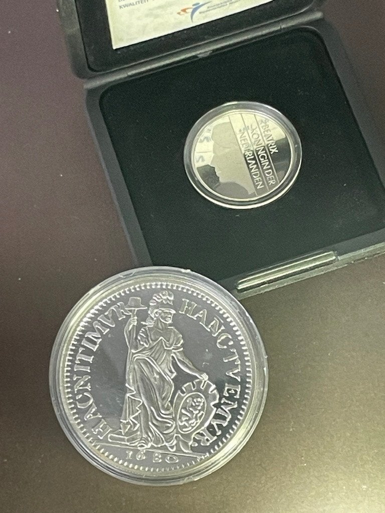 Zilveren gulden 1680 replica + Zilveren gulden 2001, 1 gulden, Koningin Beatrix, Zilver, Ophalen of Verzenden