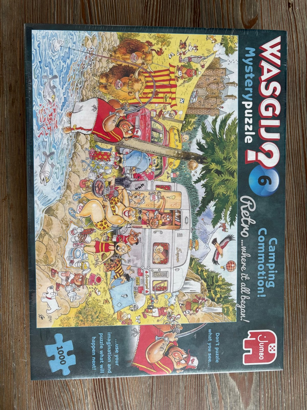 WASGIJ? 6 Retro Mysterypuzzel Camping Commotion! 1000 stukje, Ophalen, 500 t/m 1500 stukjes, Nieuw, Legpuzzel