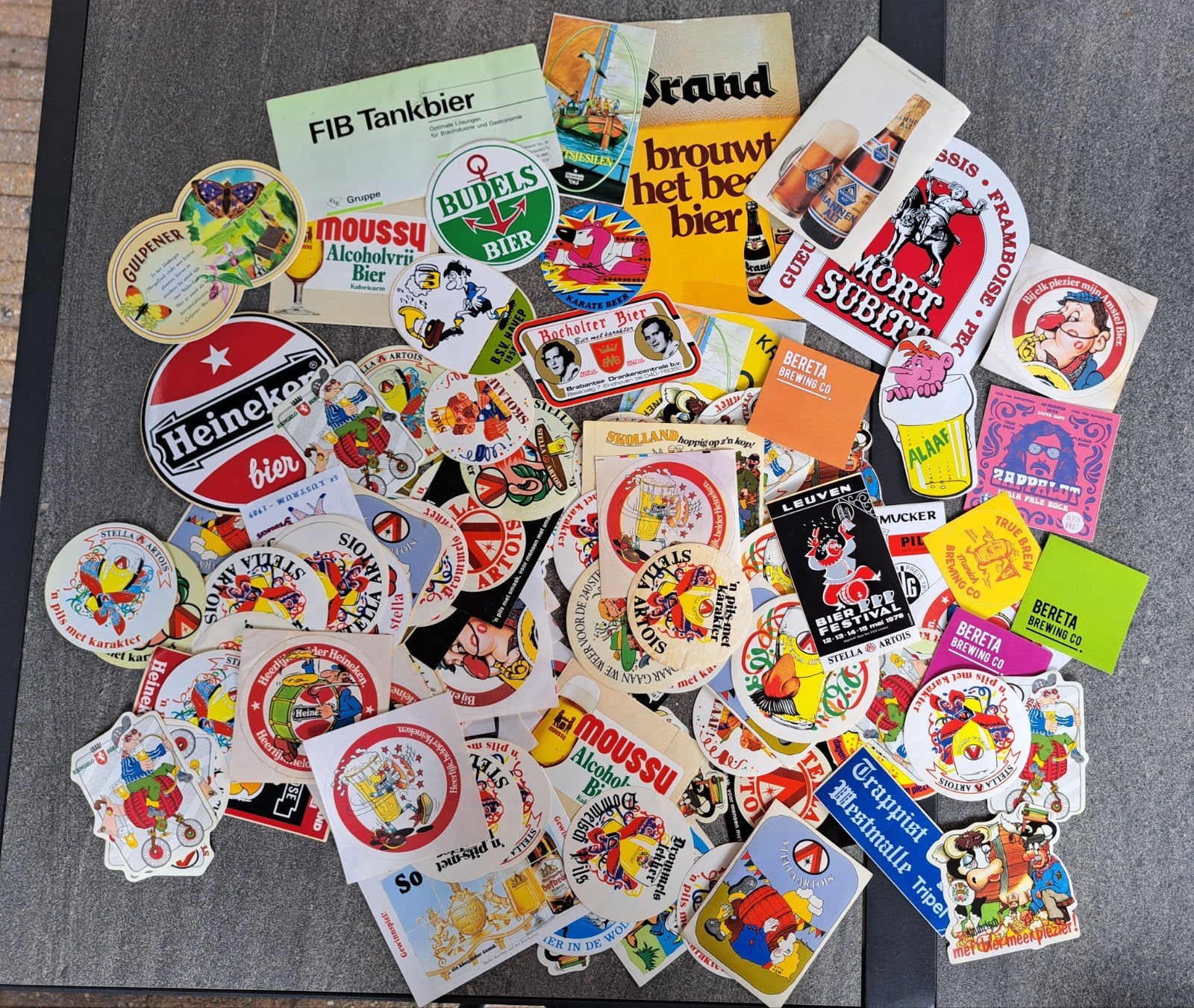 Partij ruim 100 vintage Bier Stickers biermerken Heineken, Verzamelen, Stickers, Ophalen of Verzenden