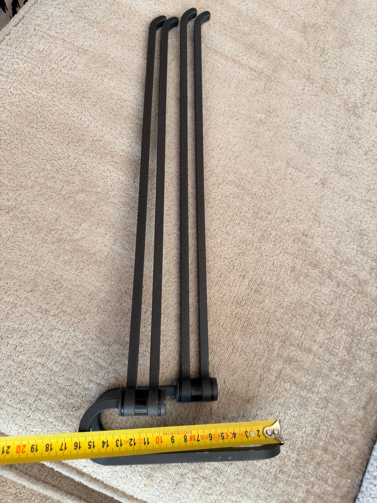 Zwarte metalen handdoekenrek met 4 haken, Gebruikt, Overige typen, Ophalen of Verzenden, Minder dan 100 cm