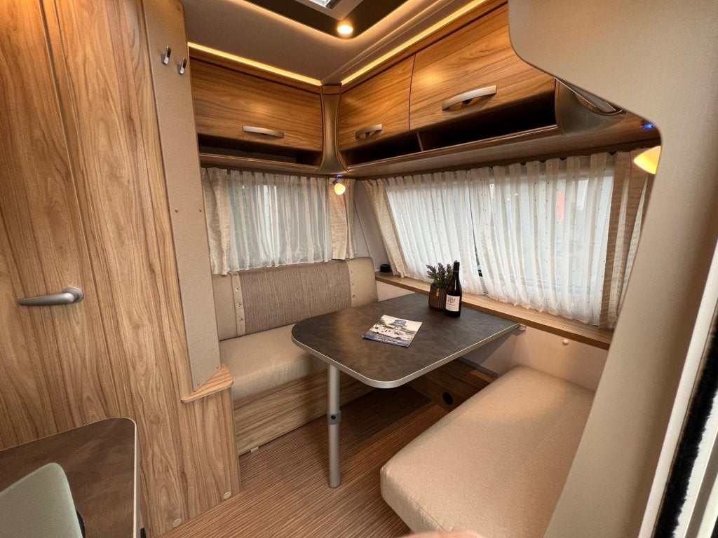 Eriba Nova Light 442 Lengtebedden, Mover, Fietsenrek, Voorte, Schokbreker, Bedrijf, Treinzit, Tot en met 3