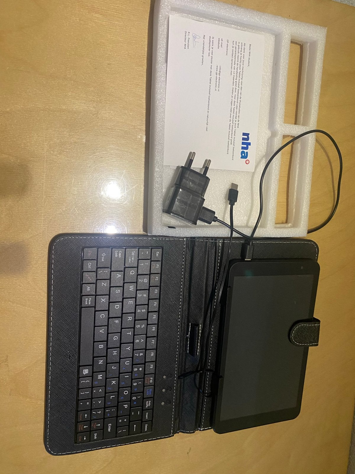 NHA werktablet  met toetsenbord en oplader, Computers en Software, Ophalen, Usb-aansluiting, Zo goed als nieuw, Wi-Fi