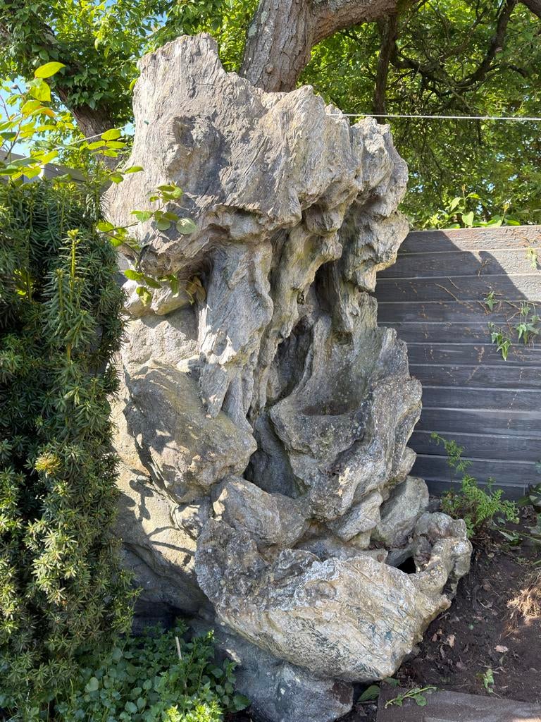 Grote kunstmatige rots met waterornament en verlichting, Tuin en Terras, Ophalen of Verzenden, Gebruikt, Overige materialen, Abstract beeld