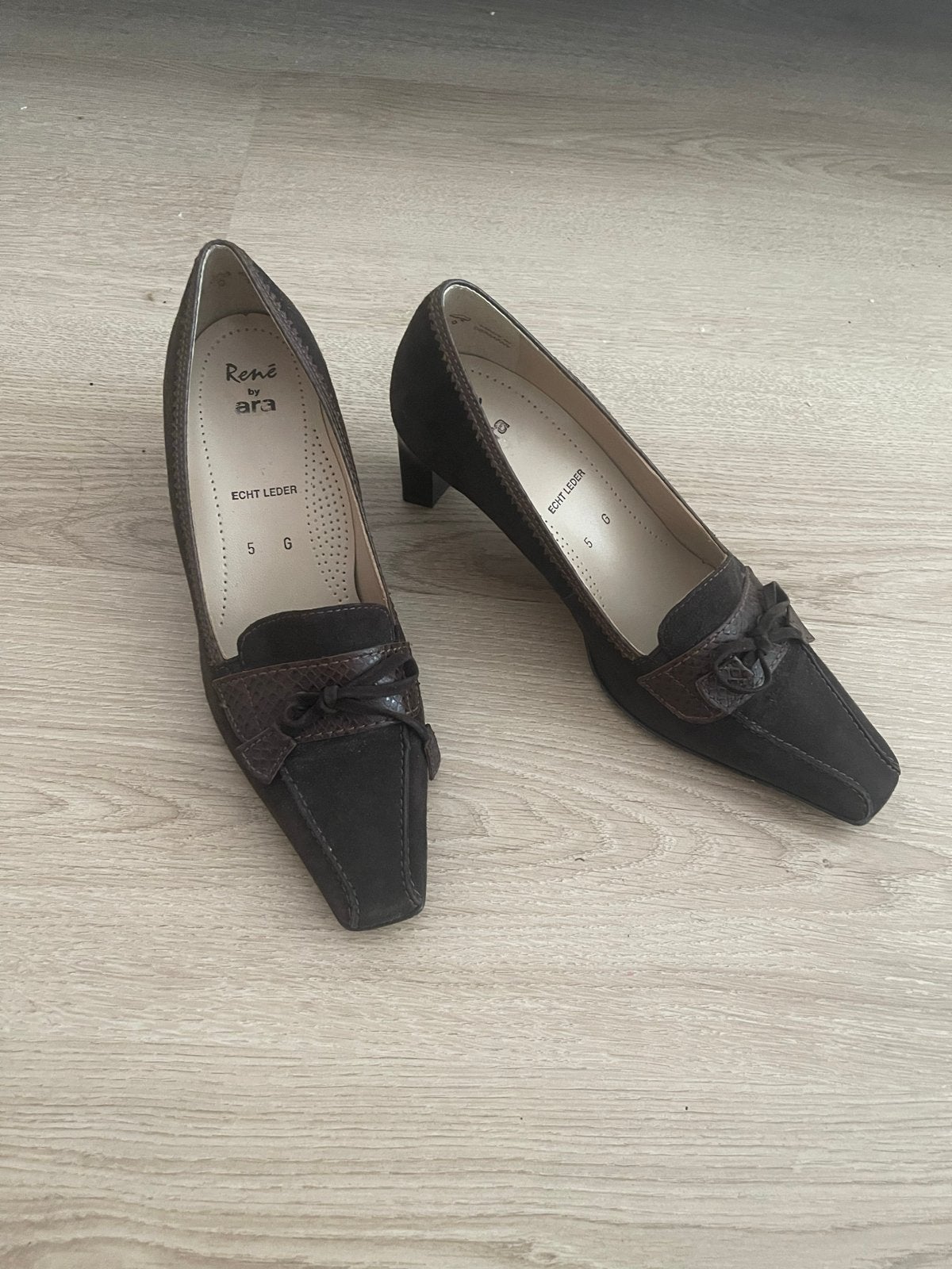 René by ARA Bruine Suède Pumps met Strikje - Maat 5 G, Kleding | Dames, Pumps, Bruin, Ophalen of Verzenden, Gedragen