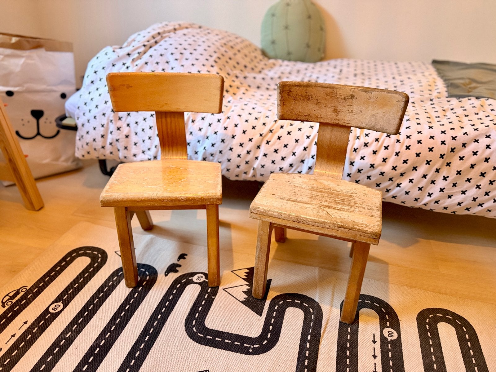 Set van 2 vintage kinderstoeltjes, zithoogte 27 cm, Kinderen en Baby's, Kinderkamer | Tafels en Stoelen, Ophalen, Gebruikt, Stoel(en)