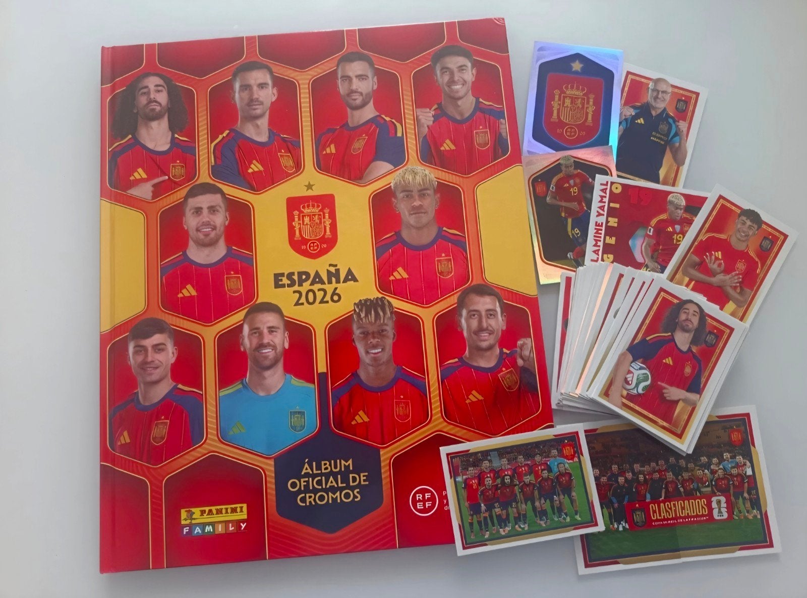 Panini Family ESPANA 2026 Album Hardcover+ Full Set 72 Stick, Ophalen of Verzenden, Nieuw, Buitenlandse clubs, Poster, Plaatje of Sticker