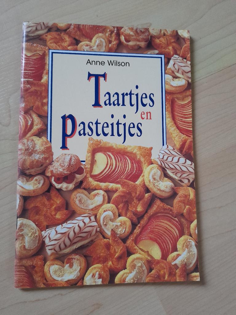 TAARTJES EN PASTEITJES Anne Wilson, Ophalen of Verzenden, Zo goed als nieuw, Nederland en België