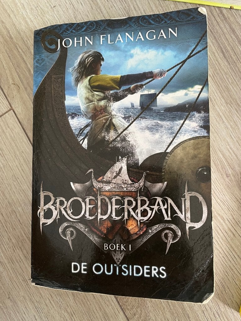 John Flanagan - De outsiders boek 1 broederband, Boeken, Verzenden, Gelezen