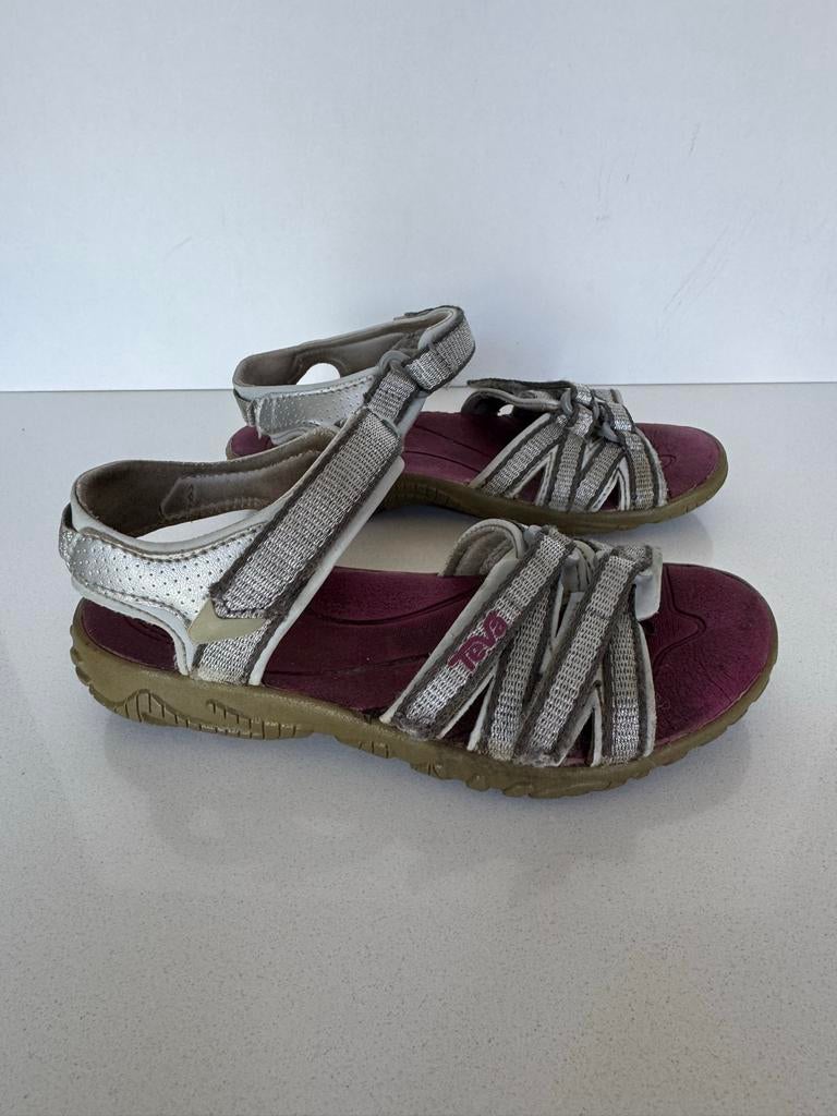 Zilverkleurige Teva sandalen maat 29, Kinderen en Baby's, Kinderkleding | Schoenen en Sokken, Gebruikt, Jongen of Meisje, Schoenen