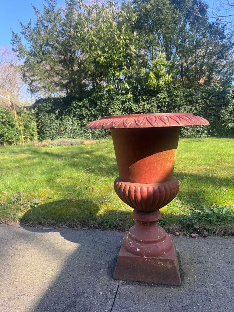 Gietijzeren tuinvaas op sokkel, brocante/ klassieke stijl, Tuin en Terras, Ophalen, Gebruikt