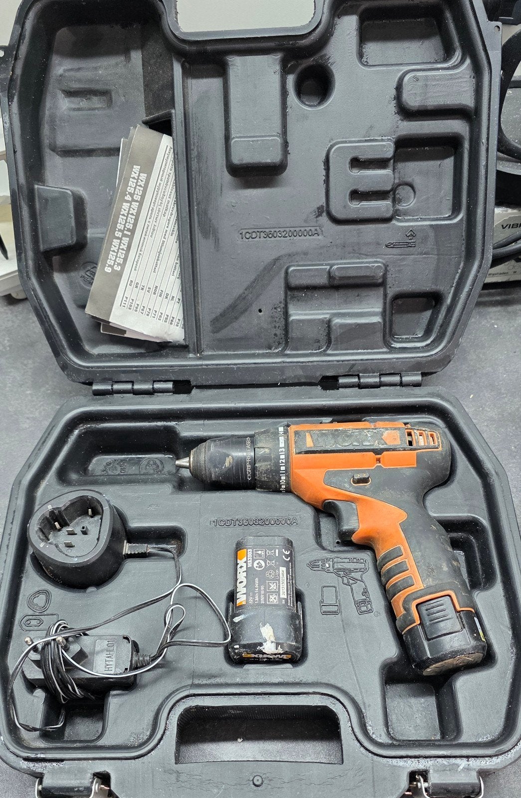 WORX Accuboormachine met lader en 2 accu's in koffer, Ophalen of Verzenden, Gebruikt, Minder dan 400 watt, Boor- en Schroefmachine